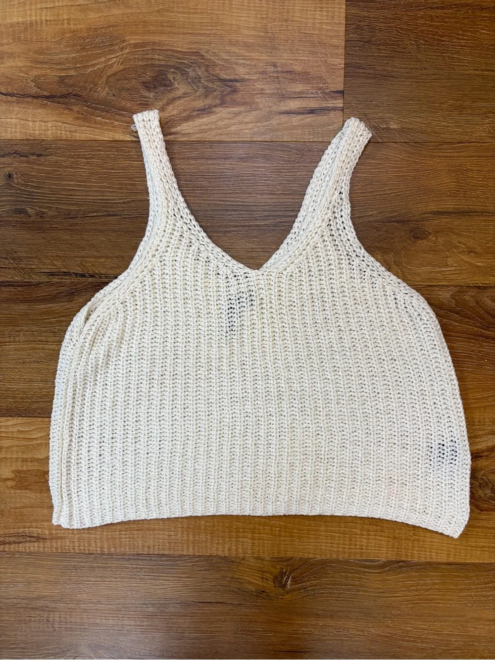 Moon & Madison Cream Knit crochet V-Neck Crop Tank Top M EUC